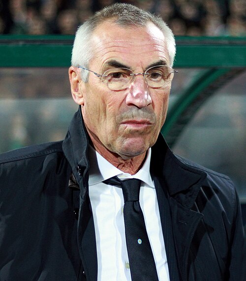Ritratto ufficiale di Edoardo Reja sulla panchina del Catania — Licenza: Pubblico Dominio (Scadenza termini d'autore) — Crediti: Wikimedia Commons Contributors