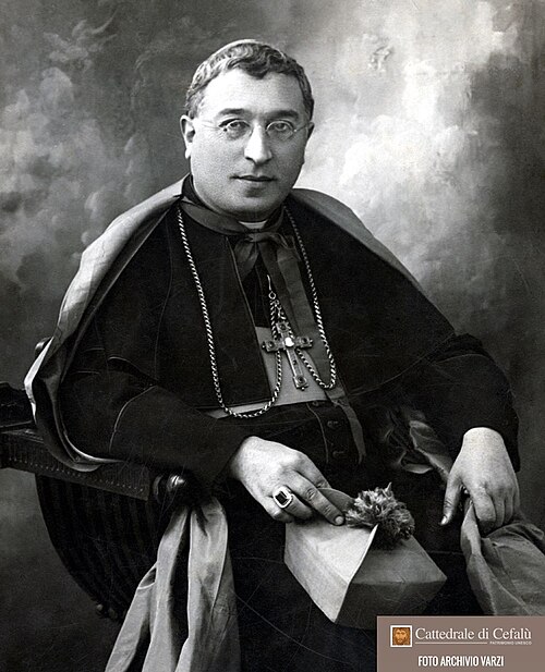 Ritratto ufficiale di Giovanni Pulvirenti sulla panchina del Catania — Licenza: Pubblico Dominio (Scadenza termini d'autore) — Crediti: Wikimedia Commons Contributors