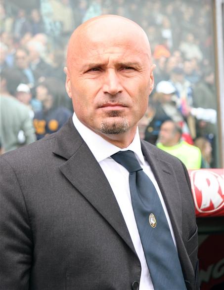 Ritratto ufficiale di Stefano Colantuono sulla panchina del Catania — Licenza: Pubblico Dominio (Scadenza termini d'autore) — Crediti: Wikimedia Commons Contributors