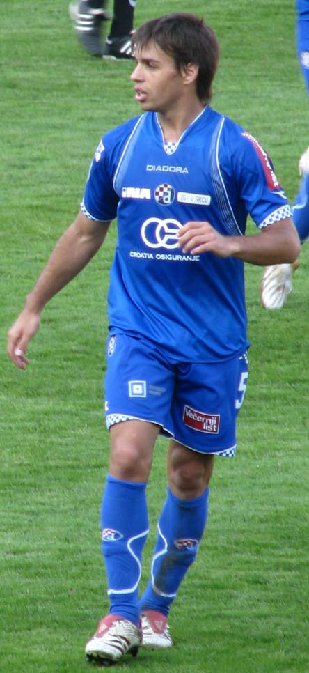 Ritratto del calciatore Adrián Calello in maglia rossazzurra del Calcio Catania — Licenza: Pubblico Dominio (Scadenza termini d'autore) — Crediti: Wikimedia Commons Contributors