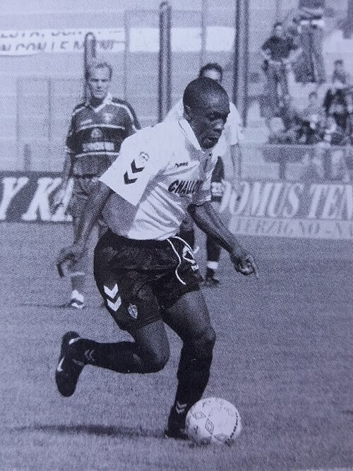 Ritratto del calciatore Christian Kanyengele in maglia rossazzurra del Calcio Catania — Licenza: Pubblico Dominio (Scadenza termini d'autore) — Crediti: Wikimedia Commons Contributors