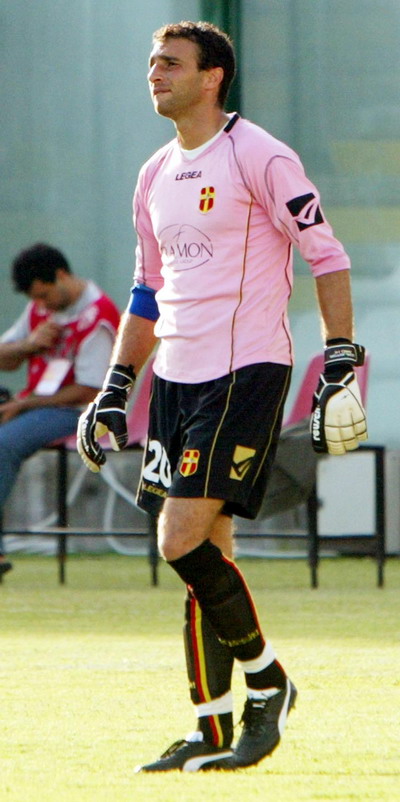 Ritratto del calciatore Emanuele Manitta in maglia rossazzurra del Calcio Catania — Licenza: Pubblico Dominio (Scadenza termini d'autore) — Crediti: Wikimedia Commons Contributors