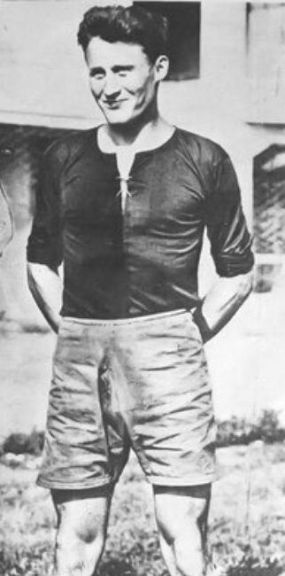 Ritratto del calciatore Gyula Mikossy in maglia rossazzurra del Calcio Catania — Licenza: Pubblico Dominio (Scadenza termini d'autore) — Crediti: Wikimedia Commons Contributors