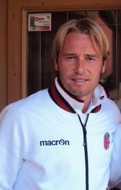 Ritratto del calciatore Jean François Gillet in maglia rossazzurra del Calcio Catania — Licenza: Pubblico Dominio (Scadenza termini d'autore) — Crediti: Wikimedia Commons Contributors