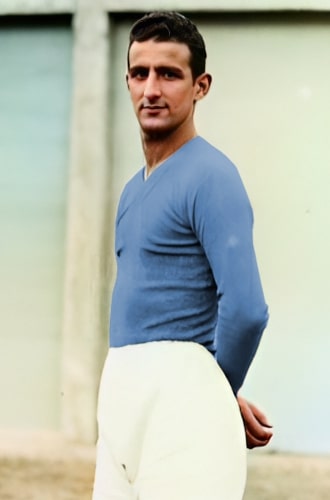 Ritratto del calciatore Marco Romano in maglia rossazzurra del Calcio Catania — Licenza: Pubblico Dominio (Scadenza termini d'autore) — Crediti: Wikimedia Commons Contributors
