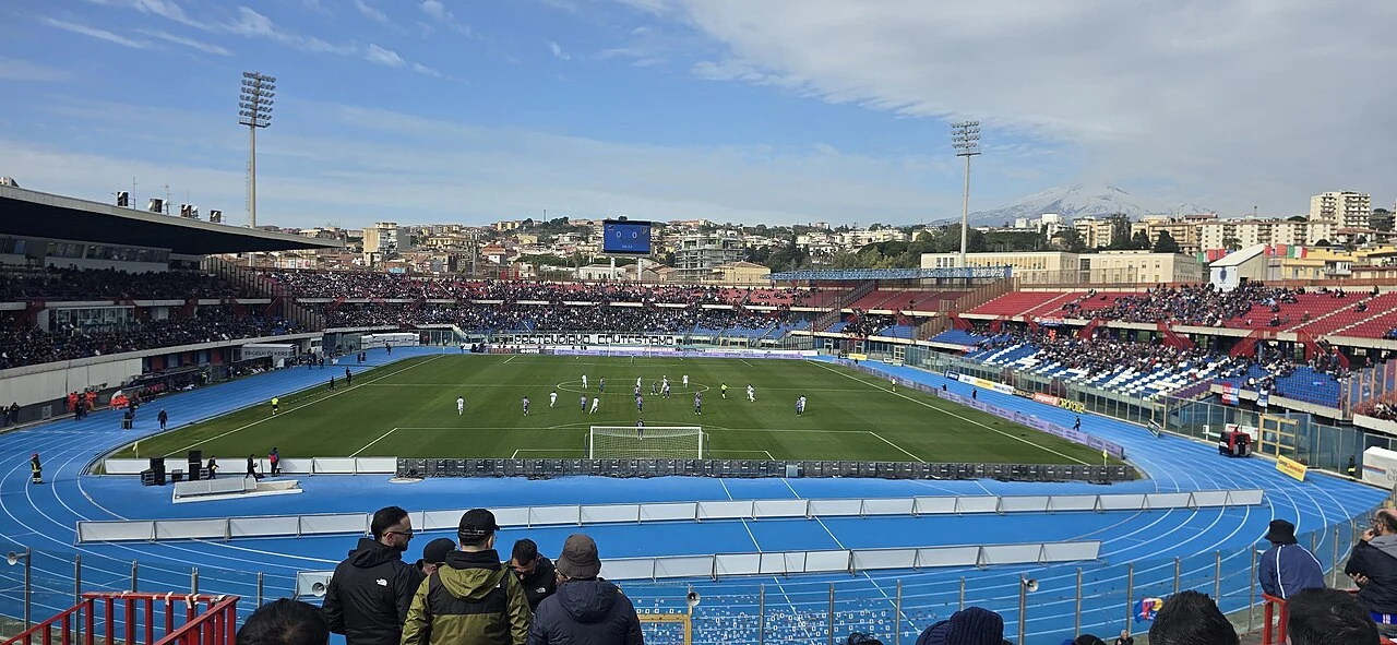 Prima divisa ufficiale da gioco del Catania a strisce verticali rossazzurre tradizionali