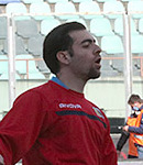 Ritratto del calciatore Agapios Vrikkis in maglia rossazzurra del Calcio Catania — Licenza: Creative Commons CC BY-SA 4.0 — Crediti: Archivio Storico Calcio Catania