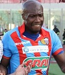 Ritratto del calciatore Steve Leo Beleck in maglia rossazzurra del Calcio Catania — Licenza: Creative Commons CC BY-SA 4.0 — Crediti: Archivio Storico Calcio Catania