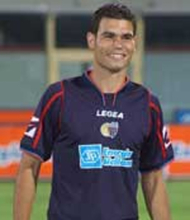 Ritratto del calciatore Adriano Sartorio Mezavilla in maglia rossazzurra del Calcio Catania — Licenza: Creative Commons CC BY-SA 4.0 — Crediti: Archivio Storico Calcio Catania
