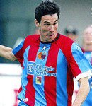 Ritratto del calciatore Matteo Serafini in maglia rossazzurra del Calcio Catania — Licenza: Creative Commons CC BY-SA 4.0 — Crediti: Archivio Storico Calcio Catania