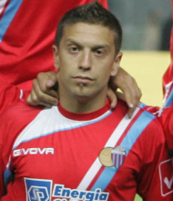 Ritratto del calciatore Alejandro Dario  Gomez in maglia rossazzurra del Calcio Catania — Licenza: Creative Commons CC BY-SA 4.0 — Crediti: Archivio Storico Calcio Catania