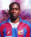 Ritratto del calciatore Kampamy Cristian Kanyengele in maglia rossazzurra del Calcio Catania — Licenza: Creative Commons CC BY-SA 4.0 — Crediti: Archivio Storico Calcio Catania
