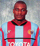 Ritratto del calciatore Alain Behi in maglia rossazzurra del Calcio Catania — Licenza: Creative Commons CC BY-SA 4.0 — Crediti: Archivio Storico Calcio Catania