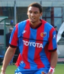 Ritratto del calciatore Marc Stephen Nygaard in maglia rossazzurra del Calcio Catania — Licenza: Creative Commons CC BY-SA 4.0 — Crediti: Archivio Storico Calcio Catania
