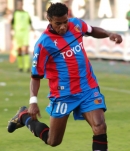 Ritratto del calciatore Luis Airton Barroso Oliveira in maglia rossazzurra del Calcio Catania — Licenza: Creative Commons CC BY-SA 4.0 — Crediti: Archivio Storico Calcio Catania