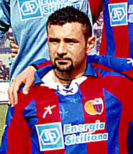Ritratto del calciatore Massimo De Martis in maglia rossazzurra del Calcio Catania — Licenza: Creative Commons CC BY-SA 4.0 — Crediti: Archivio Storico Calcio Catania