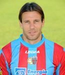 Ritratto del calciatore Ezequiel Alejo  Carboni in maglia rossazzurra del Calcio Catania — Licenza: Creative Commons CC BY-SA 4.0 — Crediti: Archivio Storico Calcio Catania