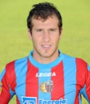 Ritratto del calciatore Ezequiel Christian  Llama in maglia rossazzurra del Calcio Catania — Licenza: Creative Commons CC BY-SA 4.0 — Crediti: Archivio Storico Calcio Catania