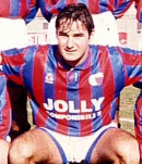 Ritratto del calciatore Massimo Drago in maglia rossazzurra del Calcio Catania — Licenza: Creative Commons CC BY-SA 4.0 — Crediti: Archivio Storico Calcio Catania