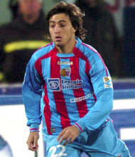 Ritratto del calciatore Pablo Sebastian Valeira  Alvarez in maglia rossazzurra del Calcio Catania — Licenza: Creative Commons CC BY-SA 4.0 — Crediti: Archivio Storico Calcio Catania