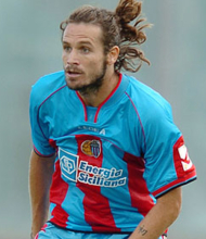 Ritratto del calciatore Mattia Biso in maglia rossazzurra del Calcio Catania — Licenza: Creative Commons CC BY-SA 4.0 — Crediti: Archivio Storico Calcio Catania