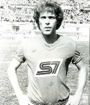 Ritratto del calciatore Luis Vincencote Pedrinho in maglia rossazzurra del Calcio Catania — Licenza: Creative Commons CC BY-SA 4.0 — Crediti: Archivio Storico Calcio Catania