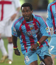 Ritratto del calciatore Mark Edusei in maglia rossazzurra del Calcio Catania — Licenza: Creative Commons CC BY-SA 4.0 — Crediti: Archivio Storico Calcio Catania