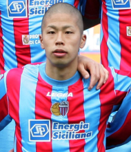 Ritratto del calciatore Takayuky Morimoto in maglia rossazzurra del Calcio Catania — Licenza: Creative Commons CC BY-SA 4.0 — Crediti: Archivio Storico Calcio Catania