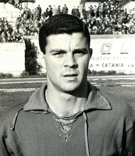 Ritratto del calciatore Manlio Compagno in maglia rossazzurra del Calcio Catania — Licenza: Creative Commons CC BY-SA 4.0 — Crediti: Archivio Storico Calcio Catania