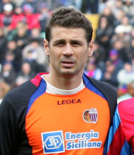 Ritratto del calciatore Albano Benjamin Bizzarri in maglia rossazzurra del Calcio Catania — Licenza: Creative Commons CC BY-SA 4.0 — Crediti: Archivio Storico Calcio Catania