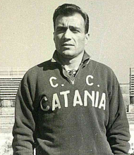 Ritratto del calciatore Alvaro Bravetti in maglia rossazzurra del Calcio Catania — Licenza: Creative Commons CC BY-SA 4.0 — Crediti: Archivio Storico Calcio Catania