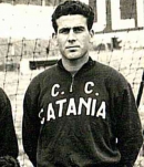 Ritratto del calciatore Ferruccio Santamaria in maglia rossazzurra del Calcio Catania — Licenza: Creative Commons CC BY-SA 4.0 — Crediti: Archivio Storico Calcio Catania