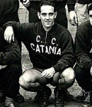 Ritratto del calciatore Nicola Fusco in maglia rossazzurra del Calcio Catania — Licenza: Creative Commons CC BY-SA 4.0 — Crediti: Archivio Storico Calcio Catania