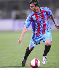 Ritratto del calciatore Joao Batista Inacio Pià in maglia rossazzurra del Calcio Catania — Licenza: Creative Commons CC BY-SA 4.0 — Crediti: Archivio Storico Calcio Catania