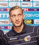 Ritratto del calciatore Tiberio Guarente in maglia rossazzurra del Calcio Catania — Licenza: Creative Commons CC BY-SA 4.0 — Crediti: Archivio Storico Calcio Catania