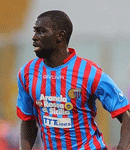 Ritratto del calciatore Souleymane  Doukara in maglia rossazzurra del Calcio Catania — Licenza: Creative Commons CC BY-SA 4.0 — Crediti: Archivio Storico Calcio Catania