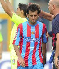 Ritratto del calciatore Nicolae Costantin Dica in maglia rossazzurra del Calcio Catania — Licenza: Creative Commons CC BY-SA 4.0 — Crediti: Archivio Storico Calcio Catania