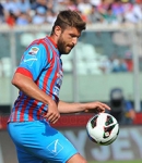 Ritratto del calciatore Edgar Çani in maglia rossazzurra del Calcio Catania — Licenza: Creative Commons CC BY-SA 4.0 — Crediti: Archivio Storico Calcio Catania