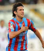 Ritratto del calciatore Nicolàs Federico  Spolli in maglia rossazzurra del Calcio Catania — Licenza: Creative Commons CC BY-SA 4.0 — Crediti: Archivio Storico Calcio Catania