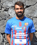 Ritratto del calciatore Simone Russini in maglia rossazzurra del Calcio Catania — Licenza: Creative Commons CC BY-SA 4.0 — Crediti: Archivio Storico Calcio Catania
