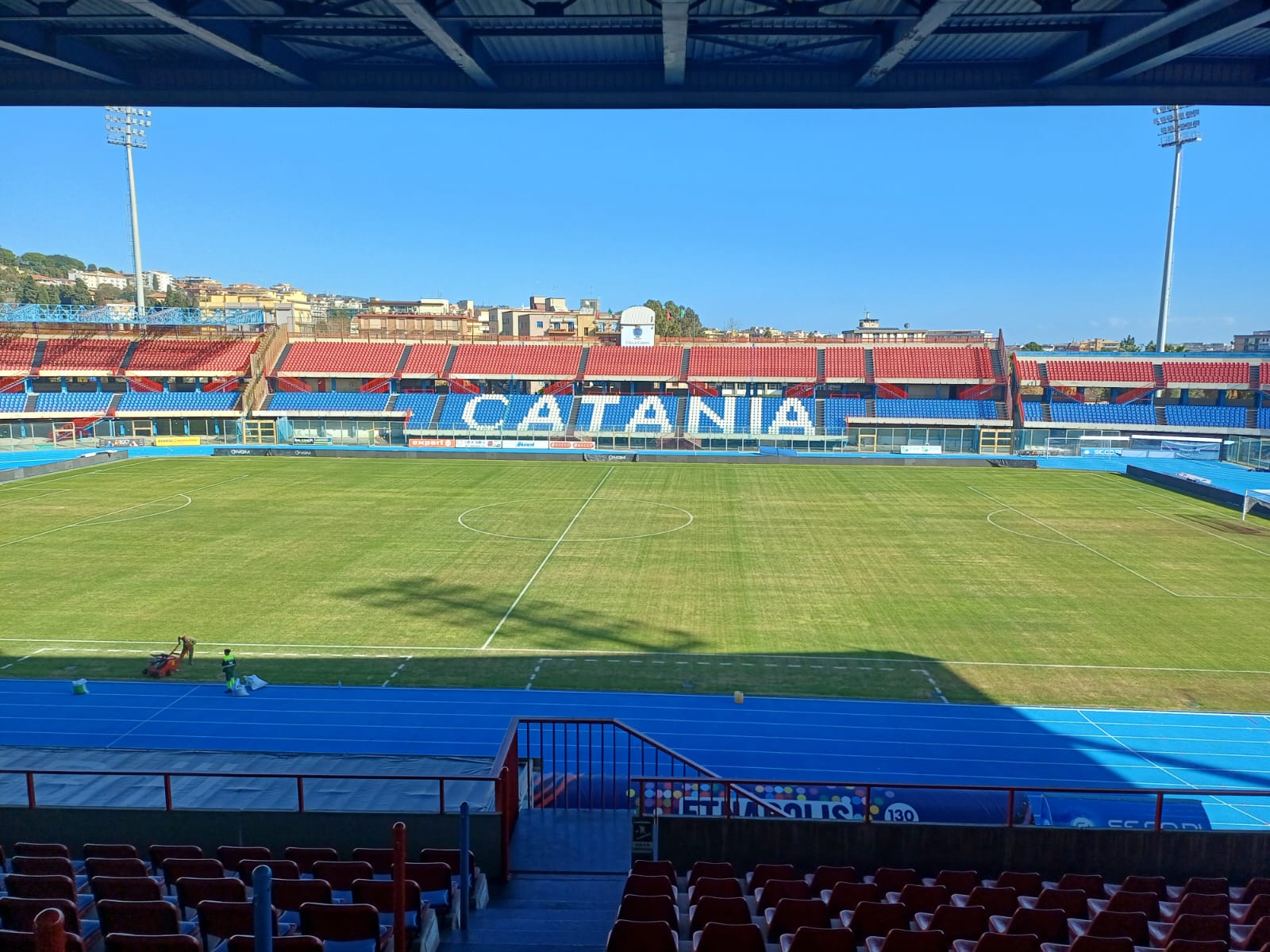Veduta esterna dello Stadio Angelo Massimino con i murales dei Cinquanta Volti per il Cibali — Licenza: Creative Commons CC BY-SA 4.0 — Crediti: Wikimedia Commons Contributors