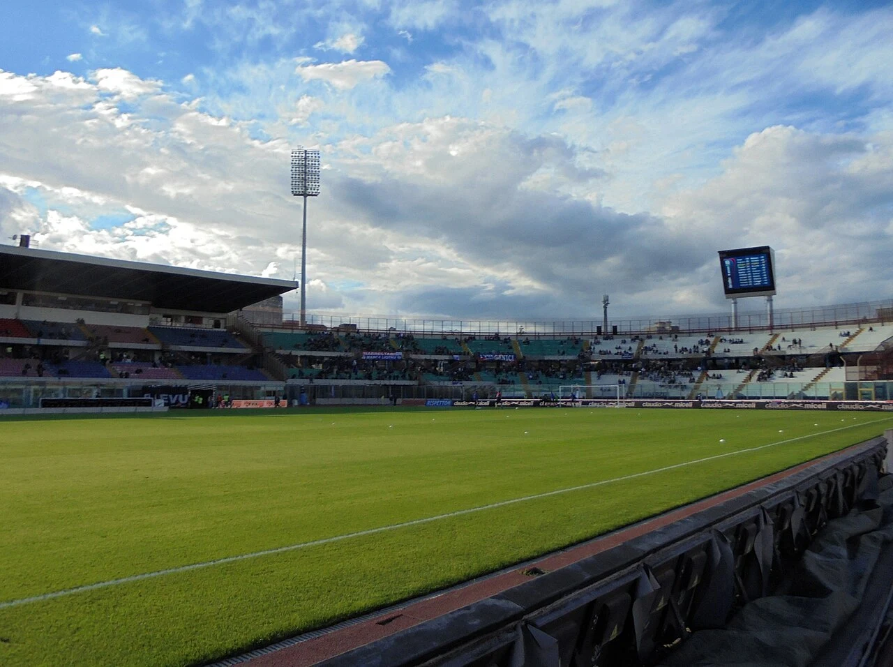 Panoramica aerea dello Stadio Angelo Massimino Cibali durante una partita del Calcio Catania — Licenza: Creative Commons CC BY-SA 4.0 — Crediti: Archivio Storico Calcio Catania